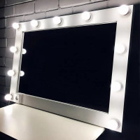 Гримерное зеркало с подсветкой лампочками в белой рамке 70х100 см